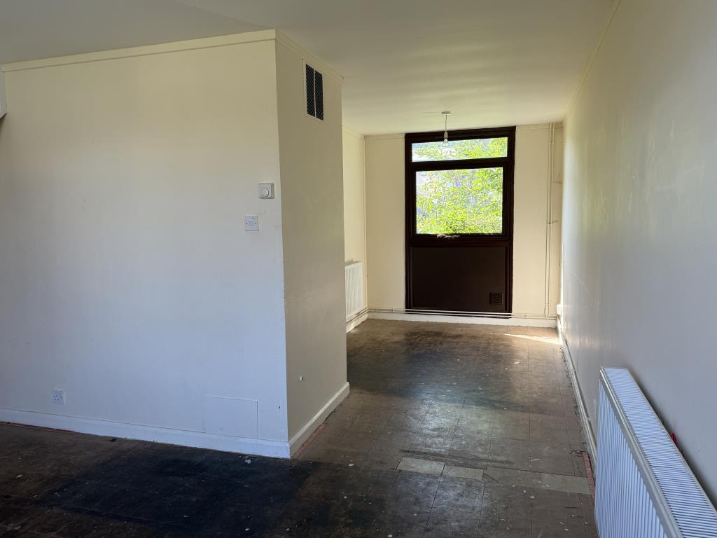 Lot: 118 - HOUSE IN NEED OF IMPROVEMENT - Dining Room of House in Need of Improvement